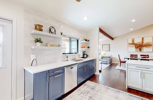 Tempe House | Sunny South Tempe gem with enclosed yard, covered lanai, grill, & washer/dryer