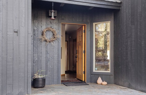 Sunriver Ski Chalet | Sunriver Chalet Minimalist Design Fireplace Sleeps 6