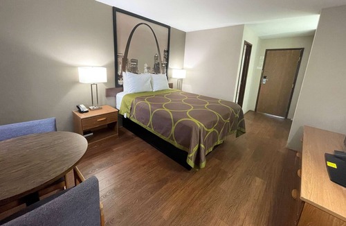 Allenton Hotel | Super 8 by Wyndham Eureka/Six Flags Nearby
