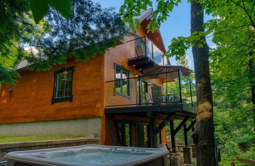 Entrelacs Ski Chalet | Super cute cedar chalet surrounded by the forest with access to water