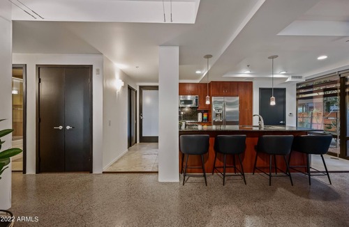 Fashion Square Condo | Super hip ground-level condo 2 min walk to Fashion Square.