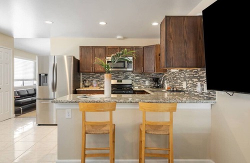 Franklin House | Surfer`s Dreams:5min Drive to Beach with PoolTable