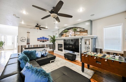 Foothills House | SVS: Happy Oasis 5BD Home | Private Pool, Theater & BBQ | Henderson Oasis