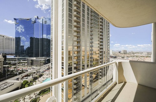 Las Vegas Apartment | SVS: Strip View Studio | Private Balcony | Pool & Gym | Signature at MGM