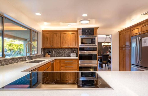 Sundown Manor House | SWSS 7BR Group Estate | Pool, Sport Court, Hot Tub, Bunkhouse & Games
