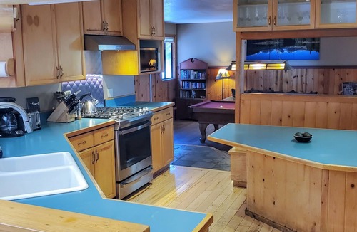 Upper Kingsbury House | Tahoe Mountain Retreat with Views Decks Hot Tub by Events Beaches Golf Heavenly