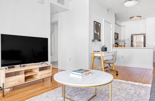 Little Tokyo Apartment | Tasteful Downtown 1BR w/ Pool, W/D & Gym, near Museums, by Blueground
