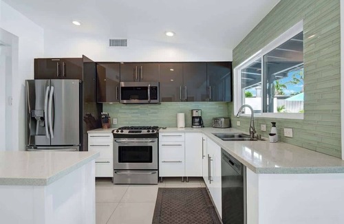 Sunrise Vista Chino House | Teal and Tangerine Retreat - Movie Colony East - 5 mins to downtown, perfect 3 bedroom, 3 bath, Pool, Spa & Casita