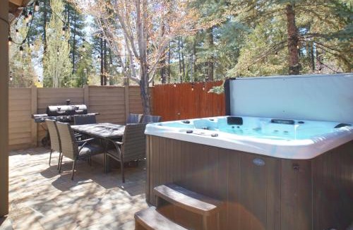 The Village House | The Bear Den - DREAM LOCATION WALKING DISTANCE TO LAKE AND VILLAGE!