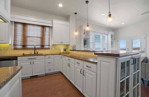 Page House | The Cliff Dweller - 3400sf, 50-Mile Views, Hot Tub