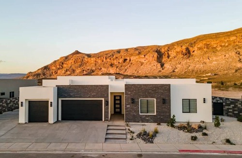Hurricane House | The Gambit Luxury Zion Home Pool Hot Tub Sleeps 14