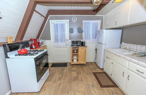 Moonridge House | The Getaway - Amazing and cozy escape! With beautiful views of the Bear Mountain slopes!