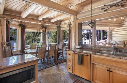 Boulder Bay House | "The Grand" Big Bear Lakefront Log Home. Breathtaking views. Fire Pit. Hot tub.