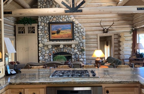 Boulder Bay House | "The Grand" Big Bear Lakefront Log Home. Breathtaking views. Fire Pit. Hot tub.