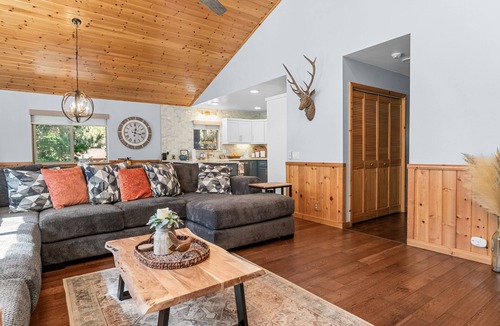 Fox Farm House | The Grizzlies Den - Arcade Game Room, Pool Table, Air Hockey, Deck, BBQ, AC