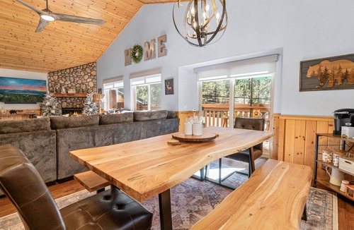 Fox Farm House | The Grizzlies Den - Arcade Game Room, Pool Table, Air Hockey, Deck, BBQ, AC