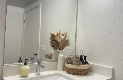 Little Armenia Apartment | The Hollywood Blvd Loft FREE AND DESIGNATED PARKING