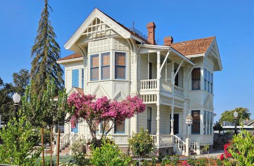 Visalia Hotel | The JD Hyde Historic Inn