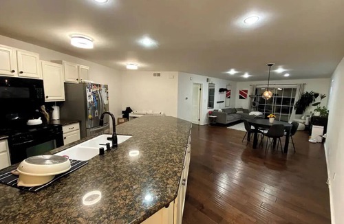 Hollywood Hills Condo | The Landing - Hollywood Hills Apt 3 min from Universal Studios and Walk of Fame