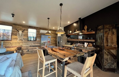 Lone Pine House | The LoneEast An Eastern Sierra wilderness retreat