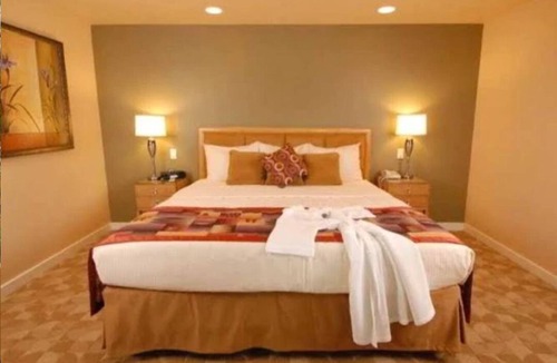 Paradise Valley Village Resort | The Orange Tree Resort includes an 18-hole, PGA-rated golf course renowned n
