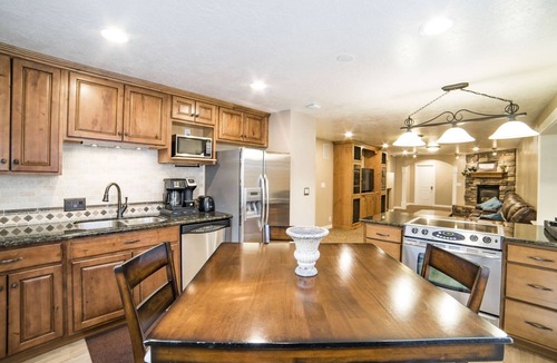 Highland Apartment | The Pickleball Manor