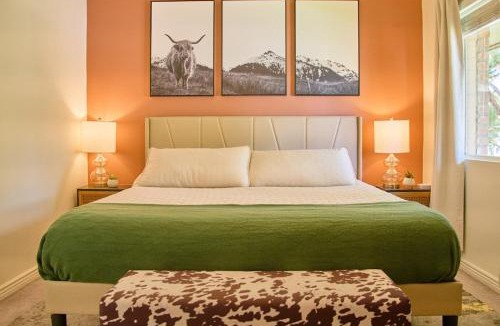 Fashion Square Apartment | The Scott Getaway - Walkable to Old Town, remodeled space, outdoor pool!