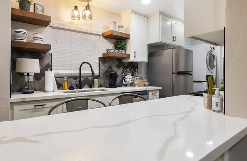 Exeter Apartment | The Sequoia Stunner: Exeters Rocky Hill Retreat