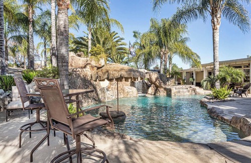 Menifee House | The Tiki Palm Oasis Pool, Waterfall & Slide, Gorgeous 4bedroom house in Menifee