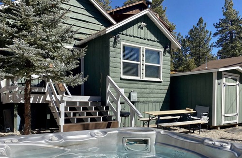 Patton Cabin | The Wee Cabin - Modern studio style property with private hot tub and lake adjacent views!
