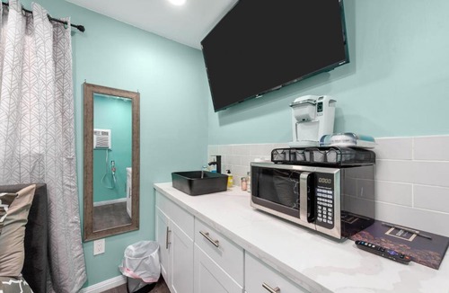 Houston Heights Apartment | Tiny & Chic Heights Hideaway with Free Parking