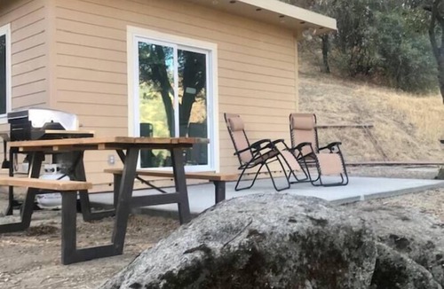 Squaw Valley House | Tiny Cottage for 2 near Kings Canyon National Park with EV Charging.