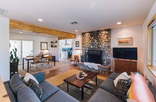 Joshua Tree Highlands House | Top 1% | 4min->JTNP+Town|Cinema|Hot Tub|Fire Pit
