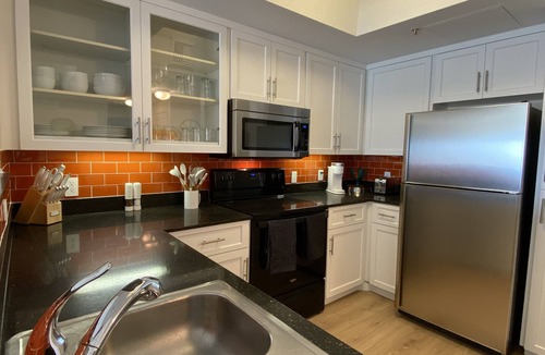 Bankers Hill Condo | Top floor, stunning views, resort amenities, secure parking, walkers' paradise!