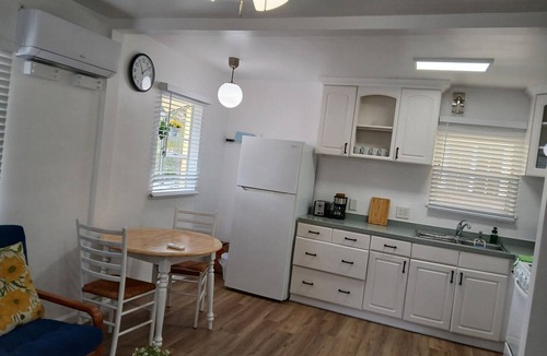 Clarkdale House | Tranquil 1-bedroom house in Culver City. Close to Beaches/UCLA/entertainments.