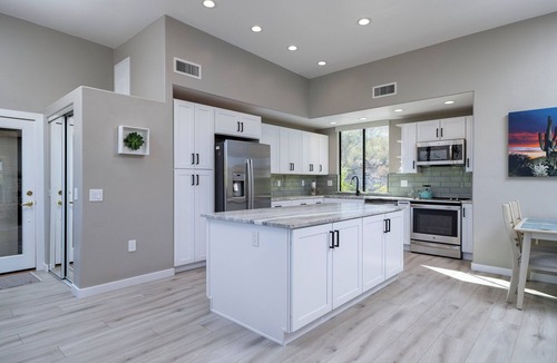 Sunrise Mountain View Estates House | Tranquil and Luxurious Guesthouse near hikes and trails in Tucson with Hot tub