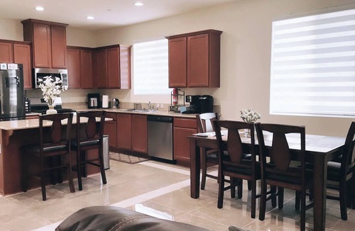 Visalia House | Tranquil and Spacious Family Haven by Sequoia & Kings Canyon National Park!