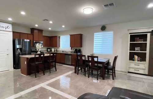 Visalia House | Tranquil and Spacious Family Haven by Sequoia & Kings Canyon National Park!