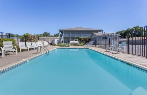 Clearlake Hotel | Travelodge by Wyndham Clearlake
