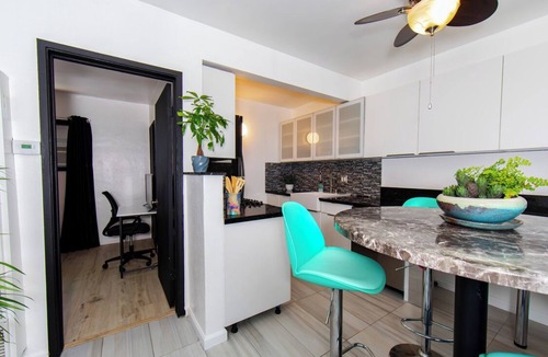 Venice House | Trendy & Cozy 4 Blocks to Beach With Covered Patio With free Parking!