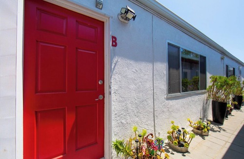 Venice House | Trendy & Cozy 4 Blocks to Beach With Covered Patio With free Parking!