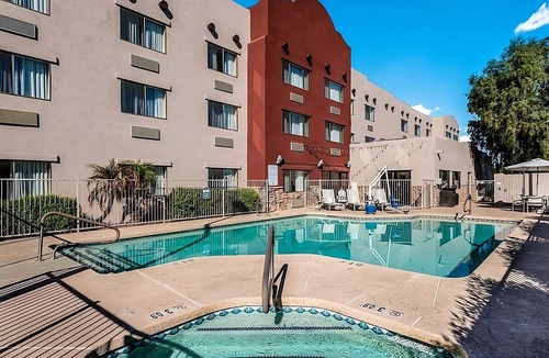 Palm Valley Hotel | Trip to Arizona On The Budget, Stay at Red Lion Inn & Suites Goodyear Phoenix!