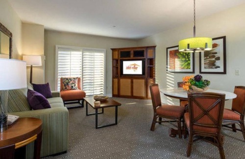 Las Vegas Resort | Tropical desert retreat at the south end of the Las Vegas Strip.