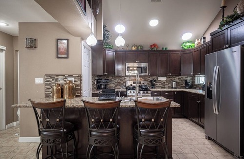 Sunrise Manor House | Tuscan Oasis: Elegance with Comfort. King Bed.