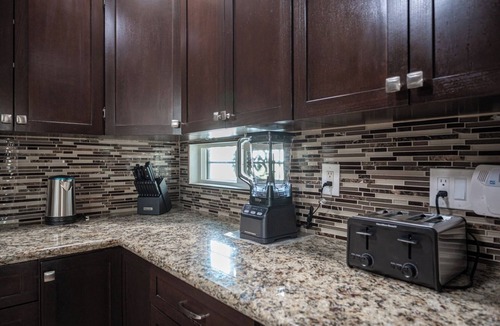 Sunrise Manor House | Tuscan Oasis: Elegance with Comfort. King Bed.