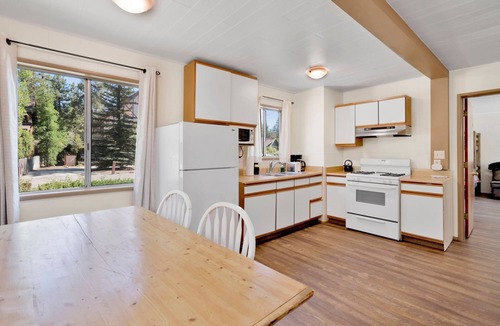 Big Bear Lake Cabin | Twin Pines Family Lakeside Cabin- Village Location
