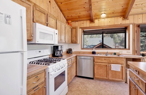 Upper Moonridge Cabin | Ultimate 6BR Big Bear Lodge: 2,700+ Sq Ft, Wood Fireplace & 5-Car Flat Driveway