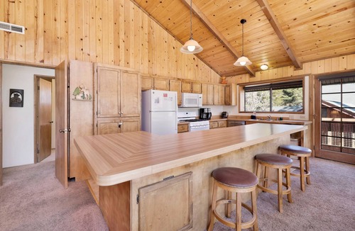 Upper Moonridge Cabin | Ultimate 6BR Big Bear Lodge: 2,700+ Sq Ft, Wood Fireplace & 5-Car Flat Driveway