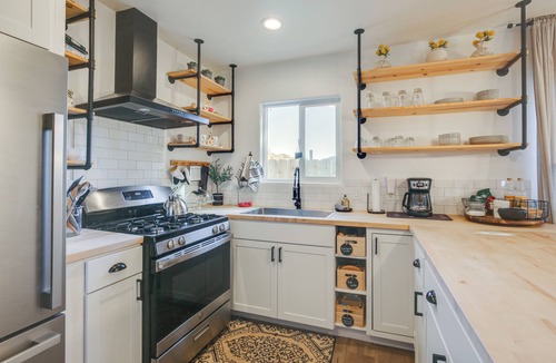 Alpine House | Unique Stay: Alpine 'Mariposa Farmhouse' w/Views!