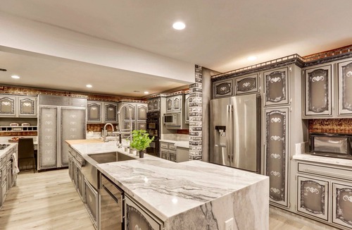 Las Vegas Villa | UU Modern-Traditional 8BD/8BA Villa, inner Karaoke Room. Sleeps 24!
